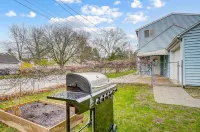 The Meeker House Charming 3/4 Bedroom Home w/ Hot Tub Hotels in Bowling Green