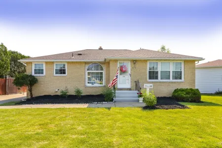 BUF Airport Ranch 3BR1.5B Cheektowaga NY/ Sleeps 8 Отели рядом с достопримечательностью «Cheektowaga Volunteer Firemen's Memorial Park»