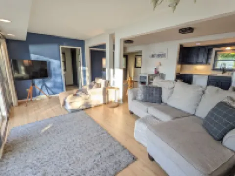 Beautiful Modern Waterfront Lake House With Views