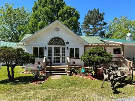 The Royal Suite at The Hatter Cafe and Country InnBreakfast included