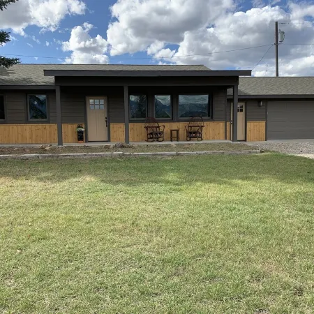 Ennis, MT: Conveniently located vacation cabin