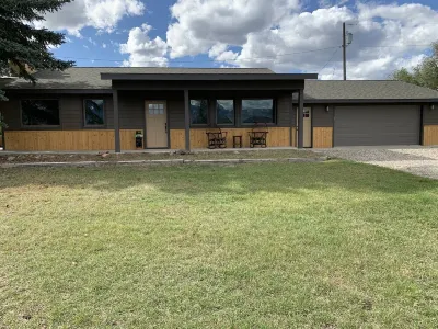 Ennis, MT: Conveniently located vacation cabin Hotels near Norris Hot Springs