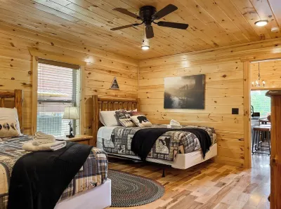 7 min to National Park! Resort cabin-Pickleball court-Hot tub-Arcade-Pool table