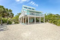 Just 200 Yards From The Beach. Pet friendly. Fenced back yard.