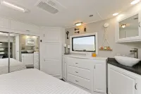 Large Glamper w/ Hot Tub and full bathroom-sleep 6