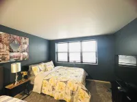 Cozy 2-bedroom townhome with WiFi, AC in charming Kansas City