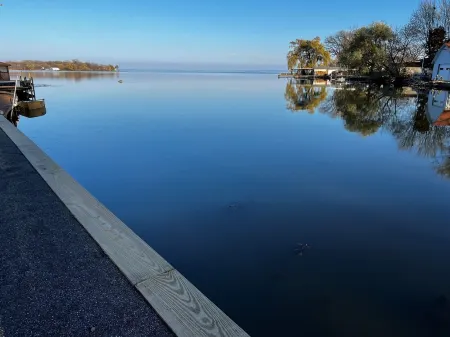 Waterfront Lake House, Kayaks and Large Yard Отели рядом с достопримечательностью «Университет Висконсин в Ошкош»