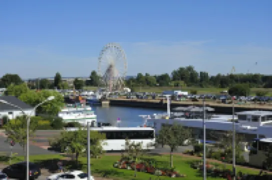 Remodeled waterfront romantic apartment downtown Honfleur. Panoramic sights