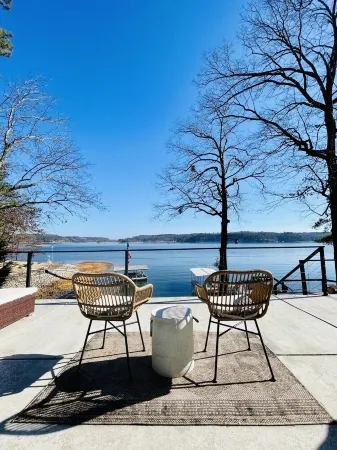 Welcome to "The Lilly Pad" Waterfront Resort Cottage at Smith Lake!