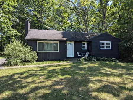 2 Bedroom, Sleeps 8-10, close to Penn State, Stadium and Downtown! HOT TUB!