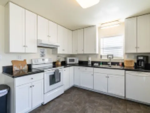 Lakeside house with access to dunes, lakes, and the ocean! レイクサイドのホテル