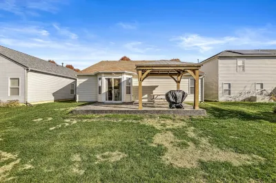 Charming 3-Bedroom Ranch, Steps from Klipsch Music Center Shopping and Dining Hotels near Cabela's