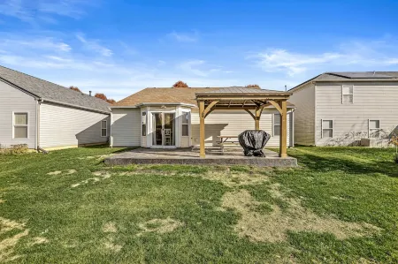 Charming 3-Bedroom Ranch, Steps from Klipsch Music Center Shopping and Dining