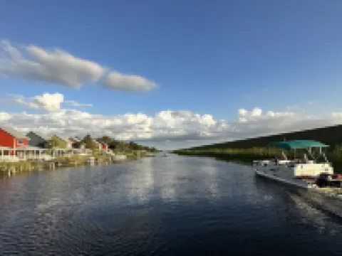 Water view Home with Dock on  Canal with access to Lake! 오키초비 호텔