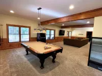 Ledgestone Lodge, Private Chalet for Large Group and Family Gatherings near JFBB