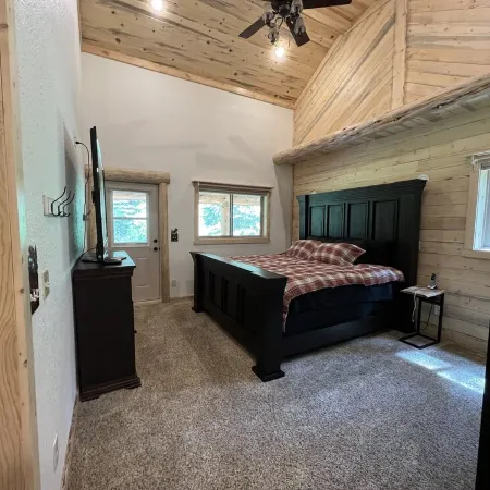 Cutthroat Cabin: Large cabin with creek, 5 min. to Terrace Lakes for golf