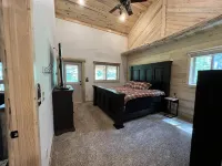 Cutthroat Cabin: Large cabin with creek, 5 min. to Terrace Lakes for golf