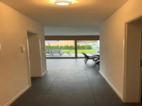 Moderne Ferienwohnung, Platz für 6 Gäste - 2 Schlaf-/ Wohn-/badezimmer, Terrasse Hoteles en Singen