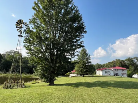 Peaceful, spacious 4 bedroom house in the country - Gazebo/Pond