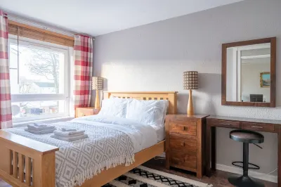 New! Stunning 1 bed apartment with private balcony in West end area