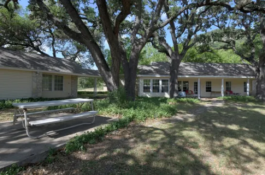 PeachTree Cottage near Lost Maples