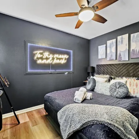 Close to Drake/Downtown - Filled With Amenities, Pet Friendly, Hot Tub, Theater!