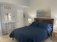 Cozy Apartment with resort style pool and 5 minute walk to the beach!