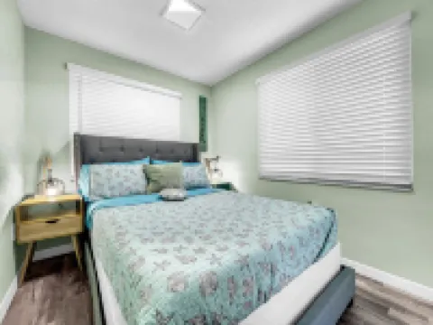 Newly renovated  Cozy Beach Cottage A1/2 of a duplex, 3min walk to beach