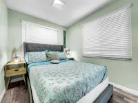 Newly renovated  Cozy Beach Cottage A1/2 of a duplex, 3min walk to beach