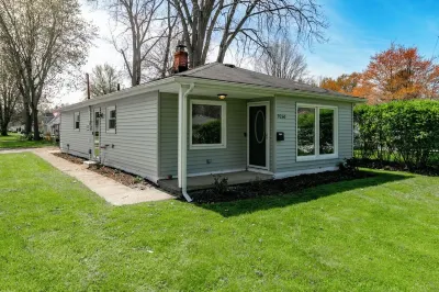 Breezy Paradise, 3 Bedroom with Shared Beach, King Bed Hotels near Great Lakes Mall