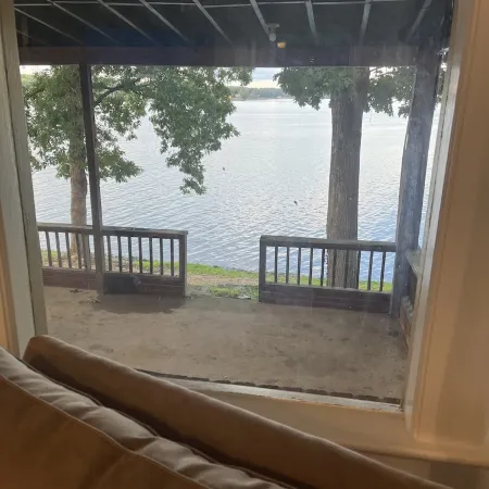 “The View” Lake Front Cottage w/Hot tub Отели в г. Клайнс