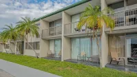 ALL-NEW Waterfront with Balcony, Pool, Tiki Bar, Gym