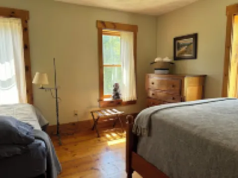 4-bedroom farm house in Coburn with WiFi on beautiful 100 acre.