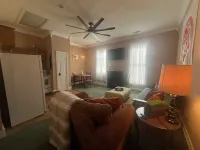 Hideaway Loft on Historic Main Street in Beautiful Brick Building. Hotel di Mammoth Spring