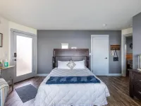 Oceanfront Home, Lighthouse, Beach Access, Spectacular Sunsets, Newly Remodeled Hotels in Coos Bay