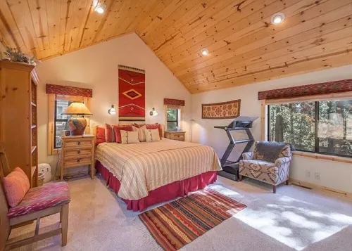 Beautiful home North Lake Tahoe - walk to beach!