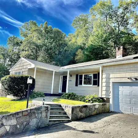 3-bedroom Candlewood Lakeside house