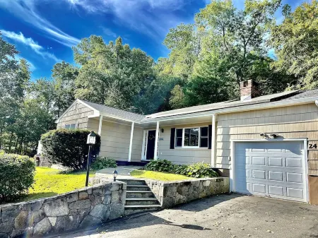 3-bedroom Candlewood Lakeside house