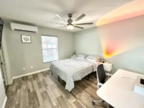 Cozy Home in Historic Zephyrhills. 澤弗希爾斯酒店