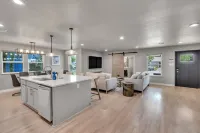 Fully Renovated 3 Bed/3Bath House 1 1/2 Blocks from AT&T Stadium