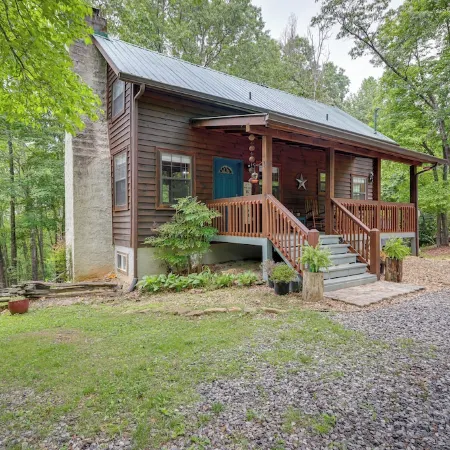 Charming cabin with 3 bedrooms and hot tub in Blue Ridge
