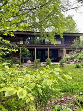 Hot Tub with a View, Private Modern Garden Level Apartment, Conservancy Access