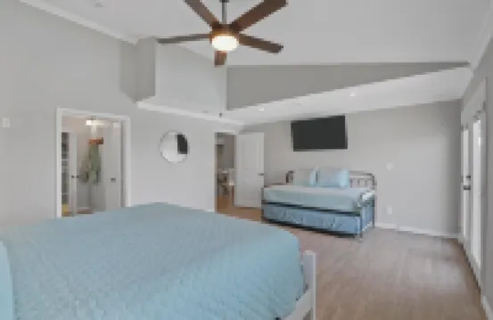 LakeHouse, Private Pool, Hot Tub/Spa, Putting Green, LakeView, Firepit and More!