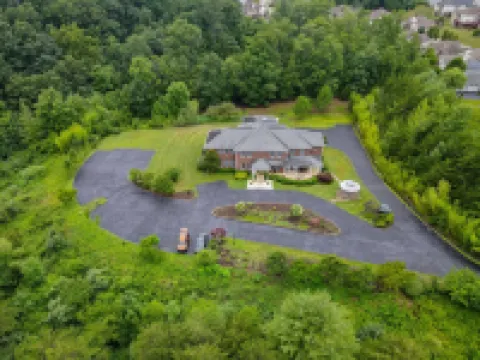 10 bedroooms/baths, 4 mi from VT