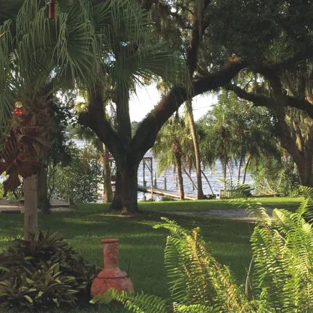 Beautiful Riverfront Cottage w/ boat dock - 15 mins from beach -  Sept Savings!! Отели в г. Роузленд