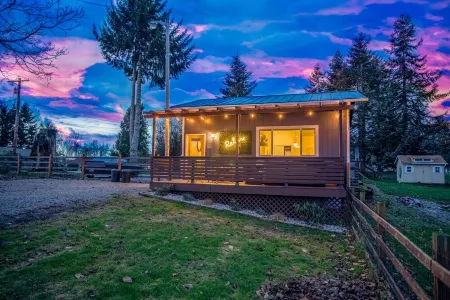 Tiny House Country Cottage Отели рядом с достопримечательностью «The Farm at Swan's Trail»