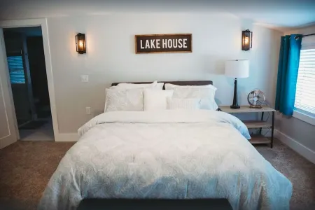 Remodeled Traverse City Home - Lake View-Golf and Wineries