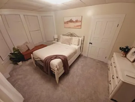 THIS OLD HOUSE near PSU and LHU and Sayers Lake Отели в г. Ховард