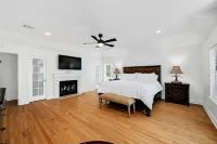 Beautiful Gated Home - Pool, Entertainment Area, Large Lot! Hotels near Irving and Hazel Memorial Trail