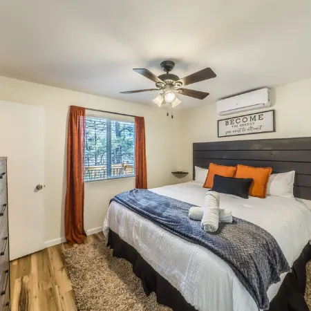Peaceful Show Low Cabin in the pines! 3 min to the lake!